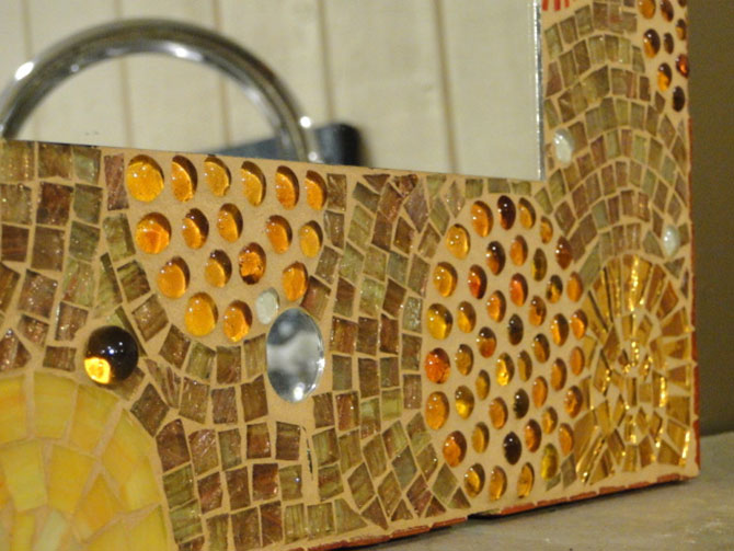#DIY  How to make a mosaic ; peace by piece via DESIGN THE LIFE YOU WANT TO LIVE @lynneknowlton