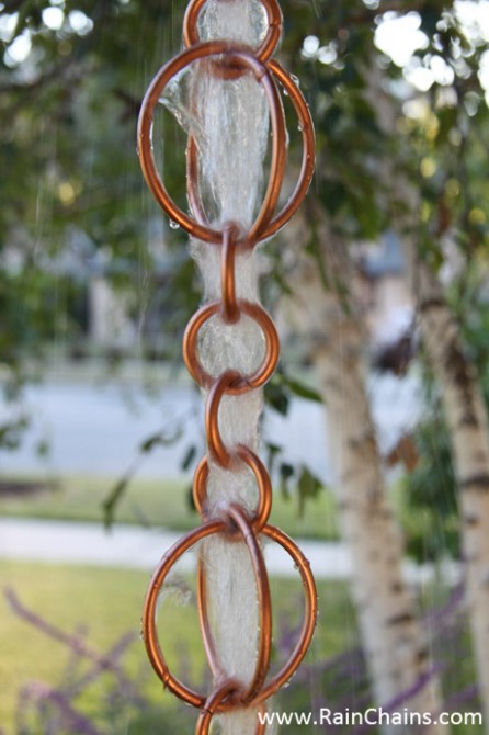 A great #DIY on using rain chains instead of traditional downspouts ! Read about it on DESIGN THE LIFE YOU WANT TO LIVE 