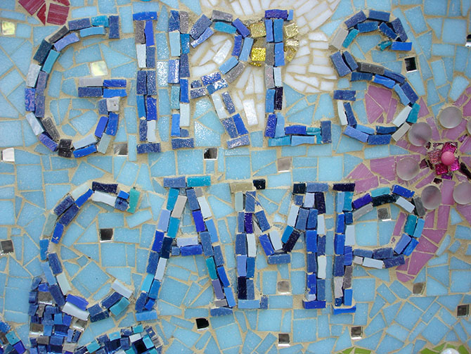#DIY  How to make a mosaic ; peace by piece via DESIGN THE LIFE YOU WANT TO LIVE @lynneknowlton