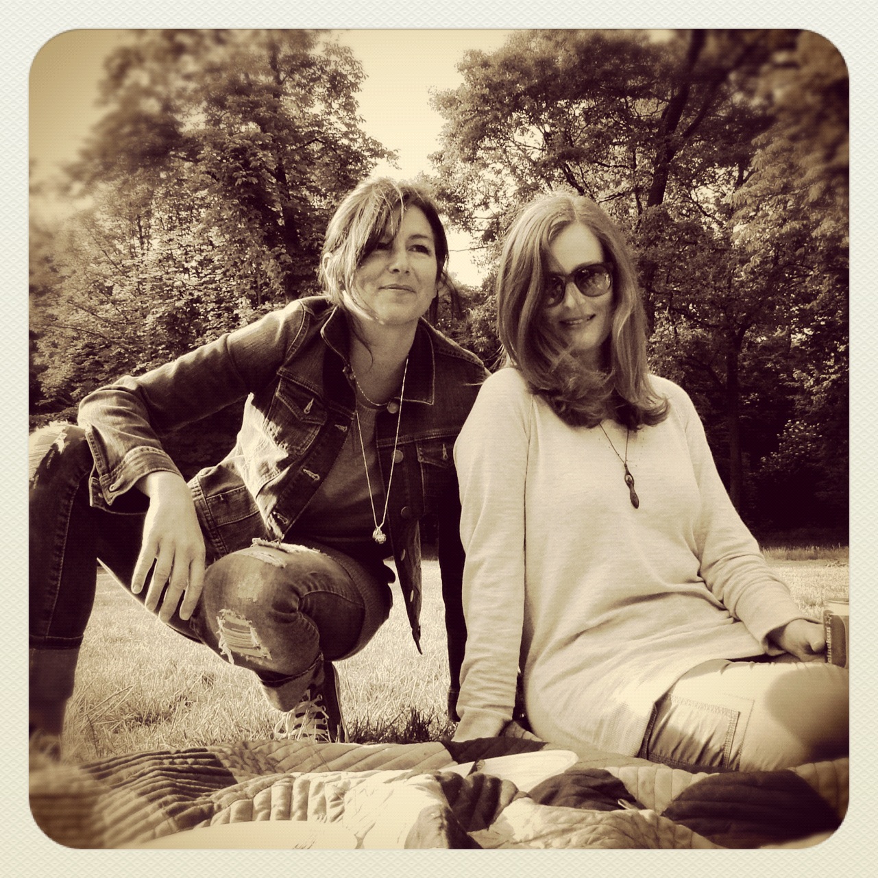 Who's your bestie ? Friends Lynne Knowlton and Norma Thiessen from My Beautiful Paris Who's your bestie ? Friends Lynne Knowlton and Norma Thiessen from My Beautiful Paris